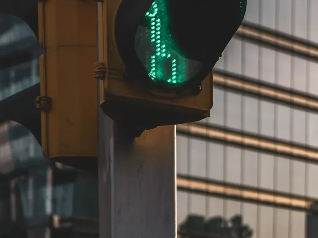 The Relationship Between the Color of Automatic Traffic Light and Visual Structure