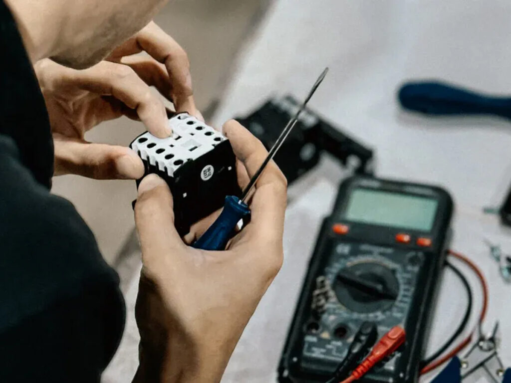 Step-by-Step Guide to Using Battery Test Tools on Construction Light Towers